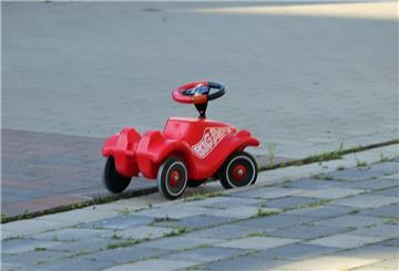 Ein Bobbycar steht an einer verkehrsberuhigten Straße in Bohmte.