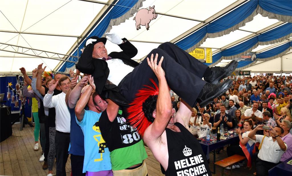 Das Männerballett aus Ellwürden ließ Schweinebaron Ehlert von Hasseln (78) hochl...