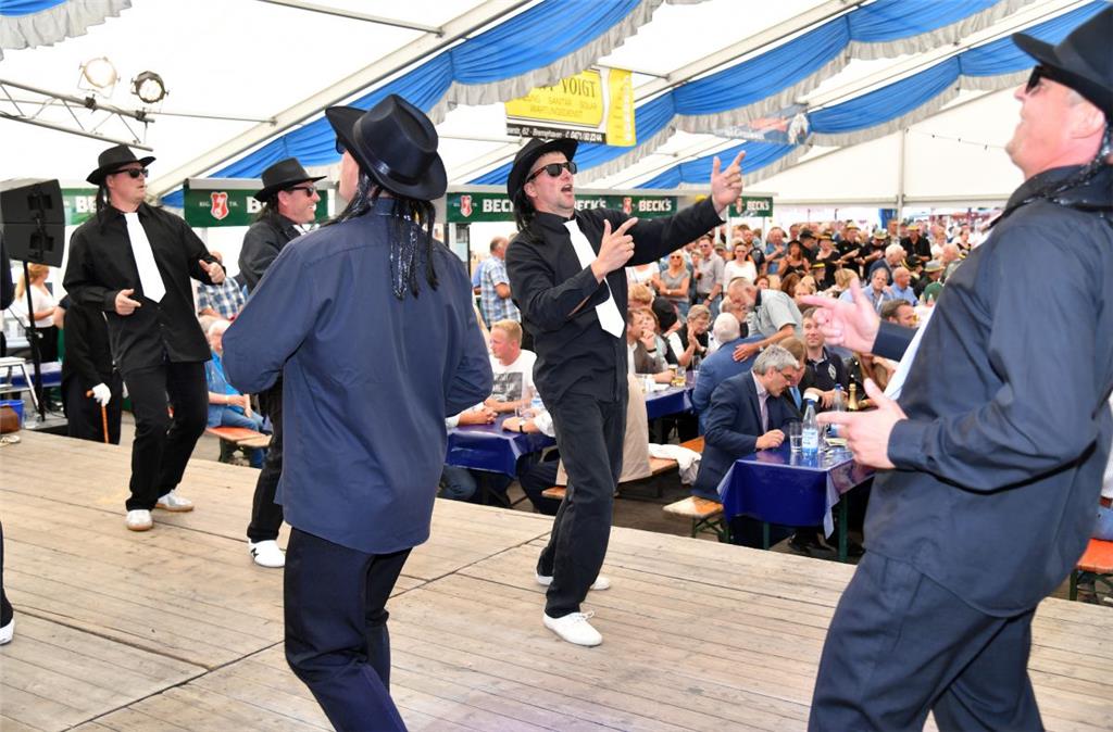 Das Männerballett aus Ellwürden sorgte für ordentlich Stimmung.