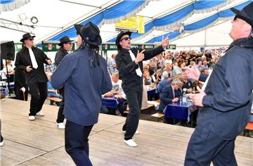 Das Männerballett aus Ellwürden sorgte für ordentlich Stimmung.