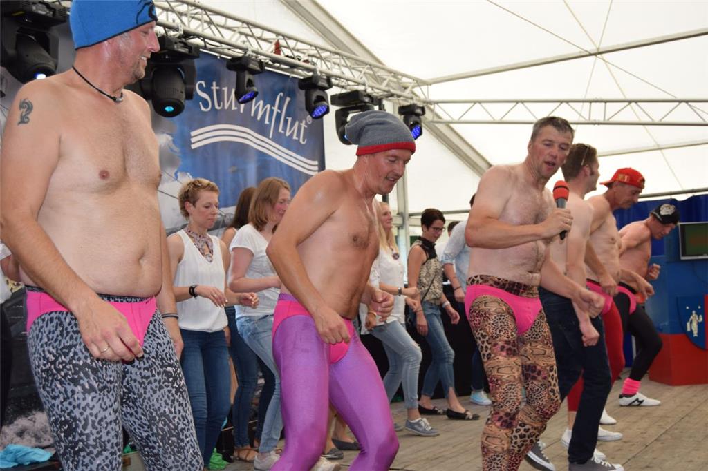 Das Männerballett aus Ellwürden zeigte viel nackte Haut.
