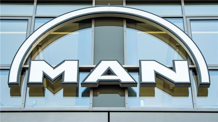 VW-Lkw-Holding Traton erwartet mehr Gewinn als bisher Das MAN Logo hängt an der Fassade eines Bürogebäudes in der Parkstadt Schwabing, im Norden der bayerische Landeshauptstadt.