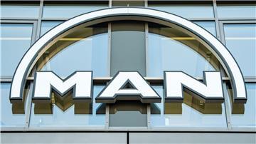 Das MAN Logo hängt an der Fassade eines Bürogebäudes in der Parkstadt Schwabing, im Norden der bayerische Landeshauptstadt.