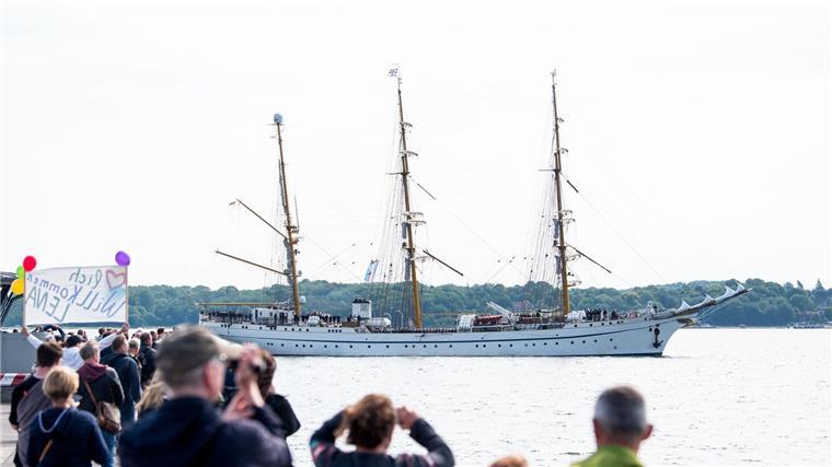 „Gorch Fock“ kehrt mit Holstein-Flagge zurück Das Marine-Segelschulschiff „Gorch Fock“ läuft in seinen Heimathafen ein.