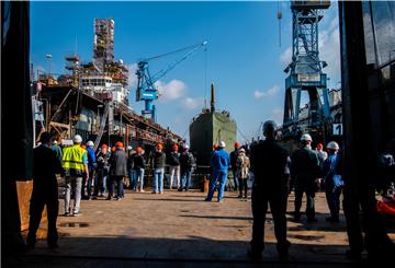 Das Marine-Segelschulschiff „Gorch Fock" (M) liegt in einem Dock der Bredo-Werft.
