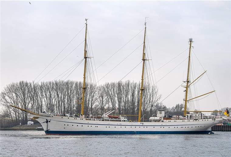 Verzögerung bei der „Gorch Fock“ Das Marine-Segelschulschiff «Gorch Fock» wird von Schleppern aus der Lürssen-Werft gezogen.