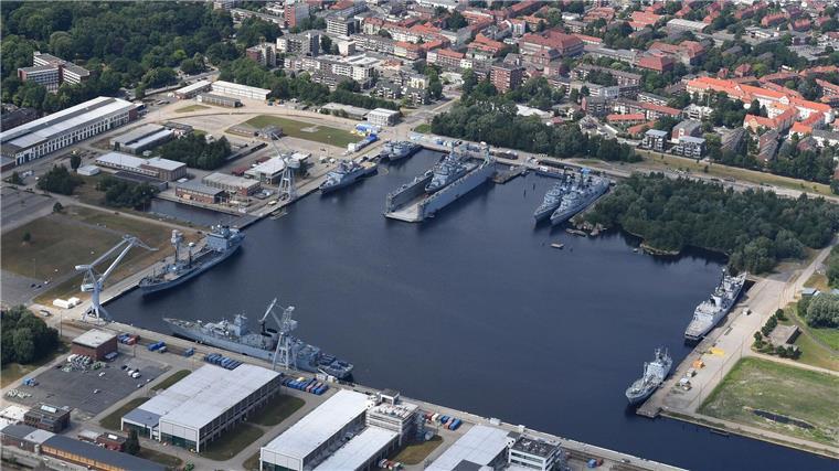 Drohnen über Marinearsenal - Polizei ermittelt Verdächtige Das Marinearsenal in Wilhelmshaven war nach Angaben der Polizei im Visier von Drohnenpiloten. (Archivbild)