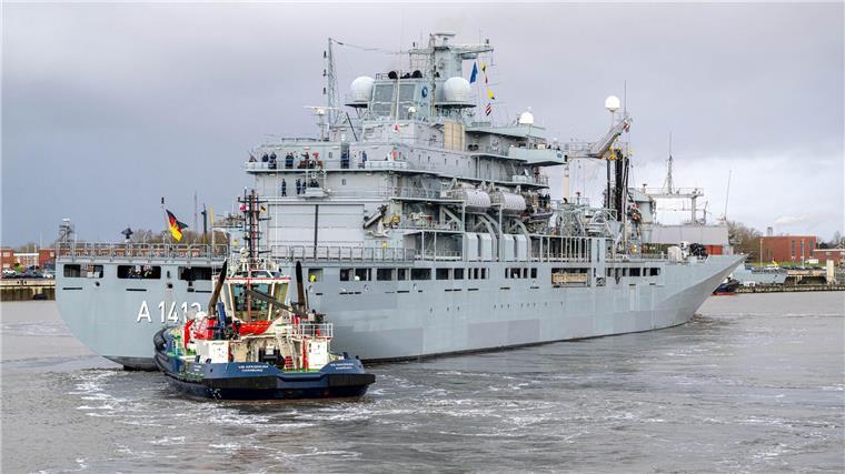 Marineschiff „Bonn“ zu Nato-Einsatz aufgebrochen Das Marineschiff „Bonn“ fährt aus dem Hafen.