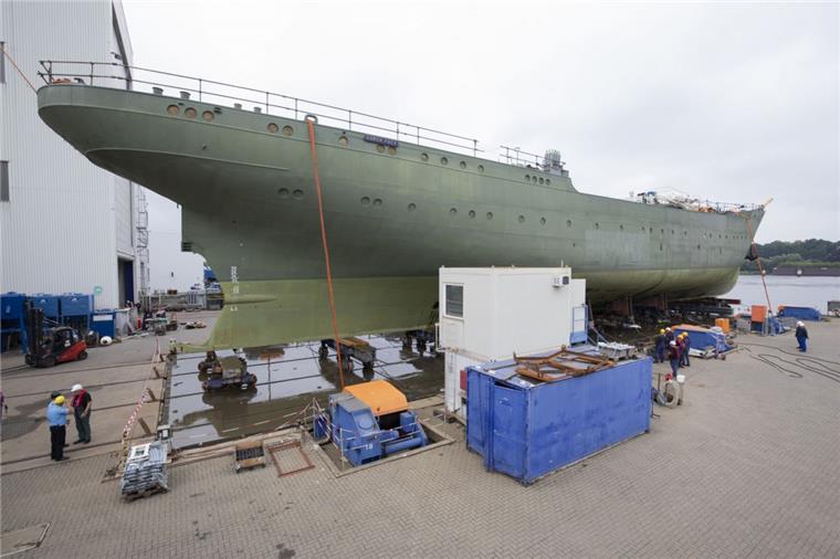 Kartellamt genehmigt Verkauf von Elsflether Werft Das Marineschulschiff "Gorch Fock" liegt bei der Fassmer-Werft an der Weser auf dem Trockenen. Dort wird die Restaurierung des Schiffes von Arbeitern der Elsflether Werft weiter voran gebracht.