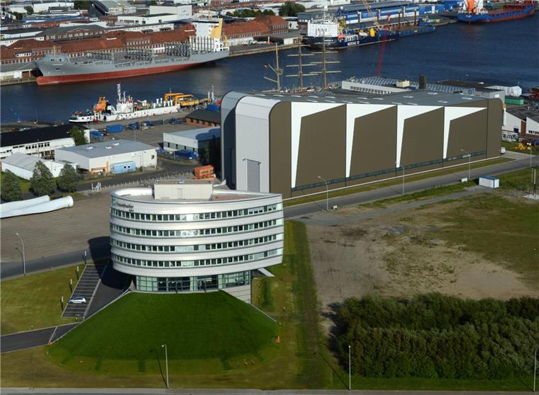 Das markante IWES-Gebäude und die großen Rotorblatt-Prüfstände dahinter prägen den Fischereihafen.
