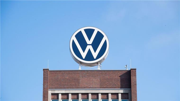 VW: Feststoffzellen-Batterie besteht Langzeittest Das Markenhochhaus von Volkswagen auf dem Gelände des Autokonzerns in Wolfsburg.