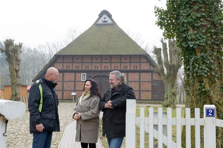 Es passiert was im Speckenbütteler Park: Neue Wirtsleute im alten Marschenhaus Das Marschenhaus im Speckenbütteler Park hat neue Verwalter: Peter Hebel (Vorsitzender des Bauernhausvereins Lehe) begrüßt Kerstin Münch-Ahlers und Jochen Ahlers.