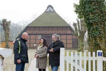 Das Marschenhaus im Speckenbütteler Park hat neue Verwalter: Peter Hebel (Vorsitzender des Bauernhausvereins Lehe) begrüßt Kerstin Münch-Ahlers und Jochen Ahlers. 