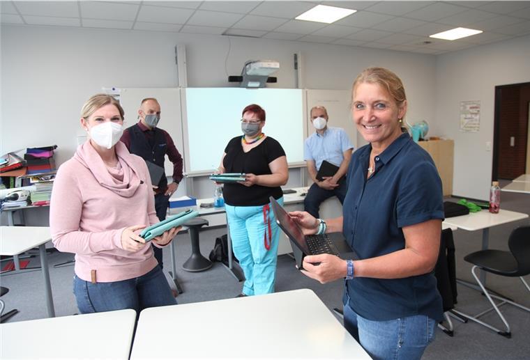 Oberschule Beverstedt will Ipad zur Pflicht machen Das Medienteam der Oberschule Beverstedt (von links): Julia Halbmann, Steffen Borchardt, Annett Wentow, Schulleiter Thomas Specht und Alexandra Schröder. Foto: Gehrke