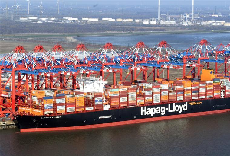 Riesencontainerschiff „Damietta Express“ legt erstmals in Wilhelmshaven an Blick aus der Luft auf das Megamax-Containerschiff „Damietta Express“, das erstmals am Jade-Weser-Port in Wilhelmshaven anlegt. Der Containerterminal in Wilhelmshaven ist damit erstmals für Schiffe dieser Größe direkt erreichbar.