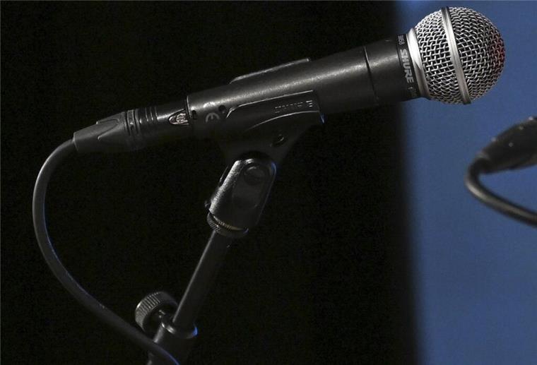 Poetry Slam: Wortakrobaten messen sich im Bremerhavener Pferdestall Mikrofon