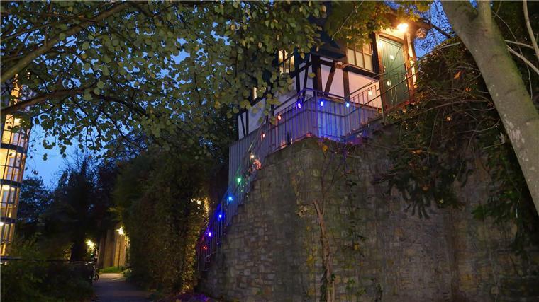 Leben in „Deutschlands kleinstem Studentenwohnheim“ Das Mini-Wohnheim steht auf den Grundmauern eines früheren Wehrturms aus dem 12. Jahrhundert und liegt zentral in der Osnabrücker Innenstadt.