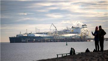 Das mit flüssigem Erdgas beladene Tankschiff „Maria Energy“ liegt am schwimmenden Terminal „Höegh Esperanza“.