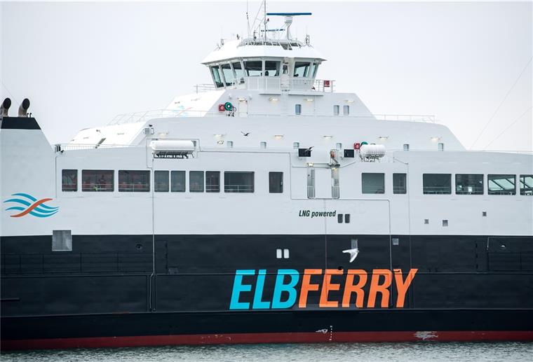 Cuxhaven - Brunsbüttel: Elbfähre fährt ab Montag Das Fährschiff «Greenferry I» wird im Hafen für den geplanten Fährbetrieb zwischen Cuxhaven-Brunsbüttel fit gemacht.