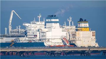 Das mit verflüssigtem Erdgas beladene Tankschiff „Maria Energy“ (r) liegt am schwimmenden Terminal, dem Spezialschiff „Höegh Esperanza“.