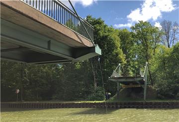 Das mittlere Teil der einspurigen Brücke über den Dortmund-Ems-Kanal bei Hesselte fehlt, nachdem ein Schiff dieses gerammt hat. Das Brückenteil fiel in den Kanal.