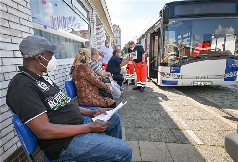 Das mobile Impfteam des DRK besucht die Moschee in der Potsdamer Straße. Geimpft wird im Bus.