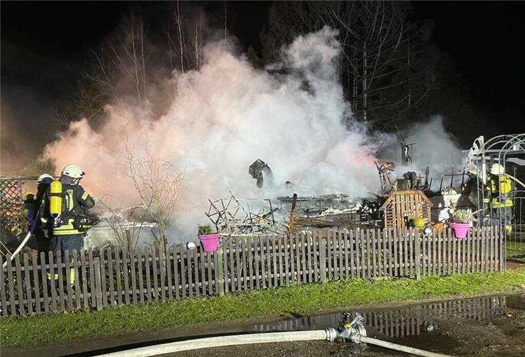 Einsatzreiche Silvesternacht: Campingwagen brennt, Carport fängt Feuer Das Mobilheim in Zeven brannte vollständig nieder.