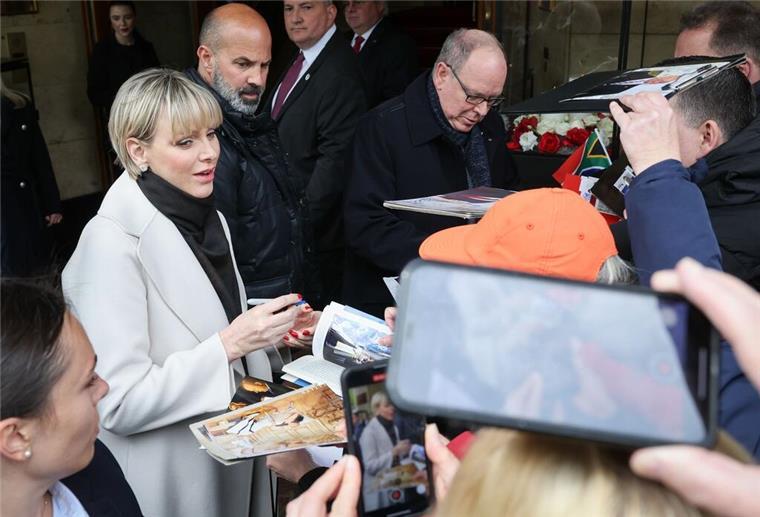 Fürst Albert II. und Familie in Hamburg eingetroffen Das monegassische Fürstenpaar gibt fleißig Autogramme.