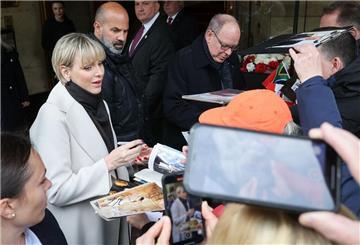 Das monegassische Fürstenpaar gibt fleißig Autogramme.