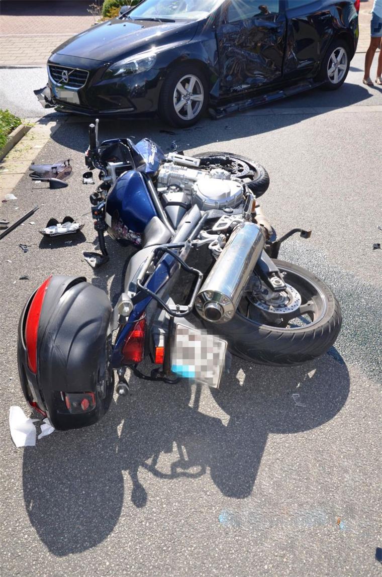Das Motorrad, das sich der 16-Jährige ungefragt zu Hause ausgeliehen hatte, musste abgeschleppt werden. Es war bei einem Überholmanöver mit einem Volvo zusammengeprallt.
