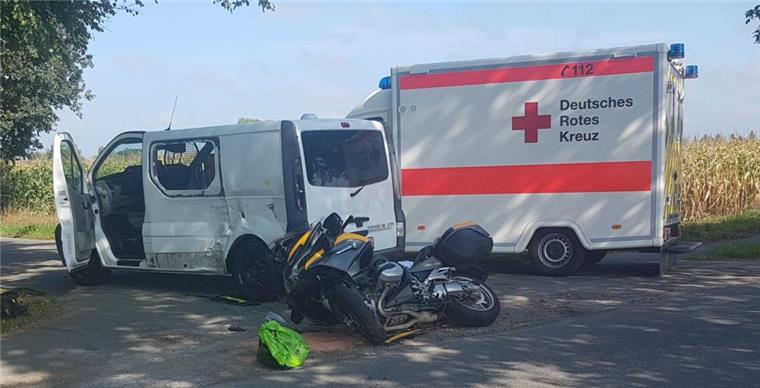 Unfall beim Überholen: Motorradfahrer bei Nesse verletzt Das Motorrad und der Opel wurden bei dem Unfall stark beschädigt.