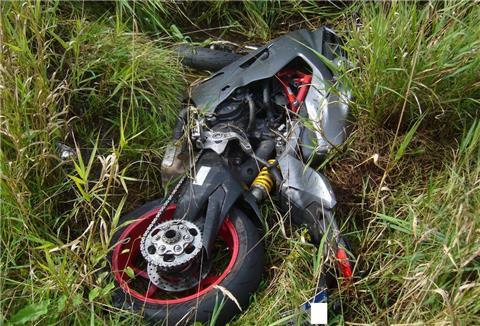 Das Motorrad wurde bei einem Unfall zwischen Drangstedt und Kürstedt samt Fahrer in den Seitengraben geschleudert.
