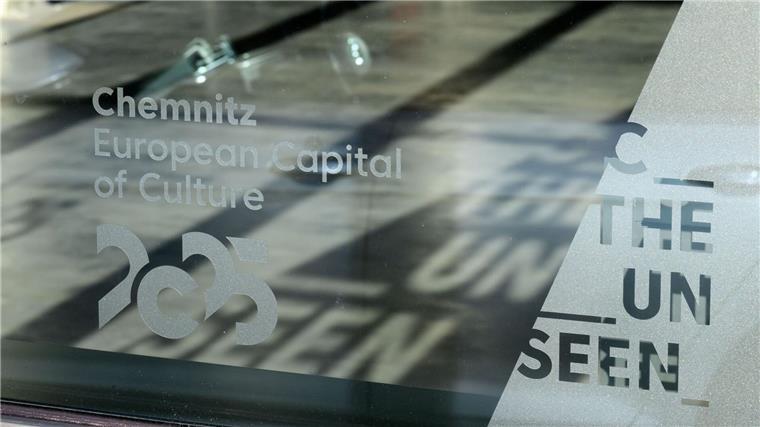 Bundespräsident kommt zur Eröffnung der Kulturhauptstadt Das Motto der Kulturhauptstadt Chemnitz „C The Unseen“ zeichnet sich als Schatten auf dem Boden des Welcome Centers in Chemnitz ab. (Archivbild)
