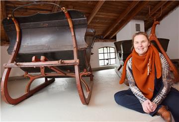 Das Museum Moorseer Mühle ist dabei, denjenigen Teil der Dauerausstellung zu überarbeiten, der im früheren Kornspeicher untergebracht ist. Das Foto zeigt Museumsleiterin Gesche Neumann vor zwei alten Kutschen.