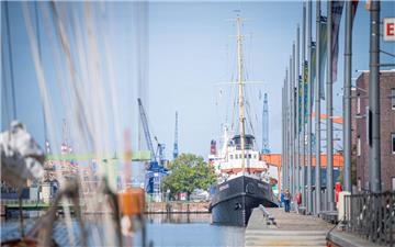 Vorbereitungsmaßnahmen: Das Museumsschiff "Seefalke" ist im Neuen Hafen erneut verlegt worden, um Platz zu schaffen für die Abschlepp-Aktion mit der "Seuten Deern".