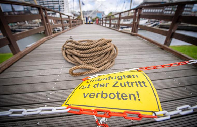 Bremerhaven: "Seute Deern" soll schnell geborgen werden Das Museumsschiff "Seute Deern" in Schieflage, nach dem Ausfall der Pumpen: Sie soll wieder aufgerichtet werden.