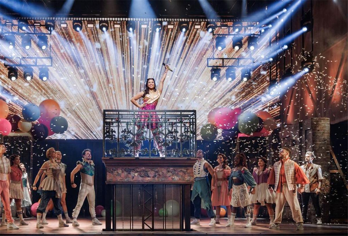 Pop-Musical „& Julia“ feiert umjubelte Deutschland-Premiere Das Musical erzählt, wie die Liebesgeschichte von Romeo und Julia weitergeht.
