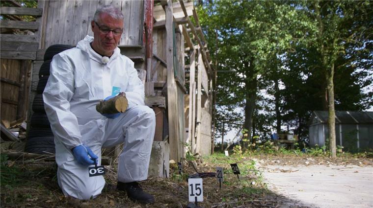 Heinrichsdorf: NDR zeigt Doku über Doppelmord von 2004 Das NDR Fernsehen zeigt am Freitag um 21:15 Uhr "Morddeutschland - Tod im Bauernhaus". Diesmal geht es um einen 2004 verübten Doppelmord in Heinrichsdorf bei Sandbostel.
Das Bild zeigt Kriminaltechniker Ralf Käse am Tatort. Hier hat er damals Spuren gesichert.