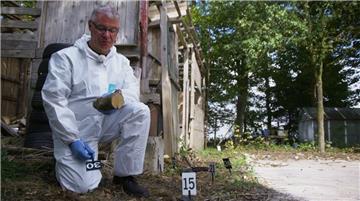 Das NDR Fernsehen zeigt  am Freitag um 21:15 Uhr "Morddeutschland - Tod im Bauernhaus". Diesmal geht es um einen 2004 verübten Doppelmord in Heinrichsdorf bei Sandbostel. 
Das Bild zeigt Kriminaltechniker Ralf Käse am Tatort. Hier hat er damals Spuren gesichert.