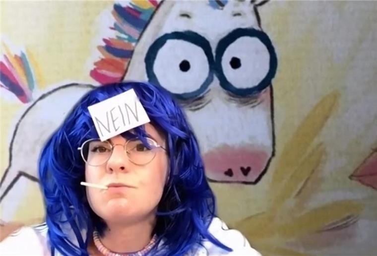 Junges Theater Bremerhaven sendet das Neinhorn Das Neinhorn (Severine Schabon) sagt meistens "Nein". Vor allem, wenn es die Königsdochter trifft, die immer "Doch" sagt. Foto Stadttheater