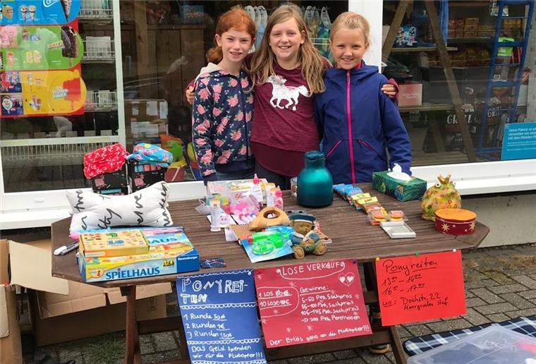 Das nennt man Einsatz: Um die Hilfsaktion "Deich hilft Deich" zu unterstützen, veranstalteten (von links) Lina Fuist, Rieke Hemsing und Sonja Buchberger am vergangenen Wochenende einen Flohmarkt. Dabei kamen 112 Euro zusammen.