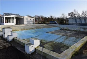 Das neue Hauptgebäude mit Umkleideräumen und Duschen steht, doch wegen Bauverzögerungen stehen noch etliche Modernisierungsarbeiten am Freibad in Selsingen aus.
