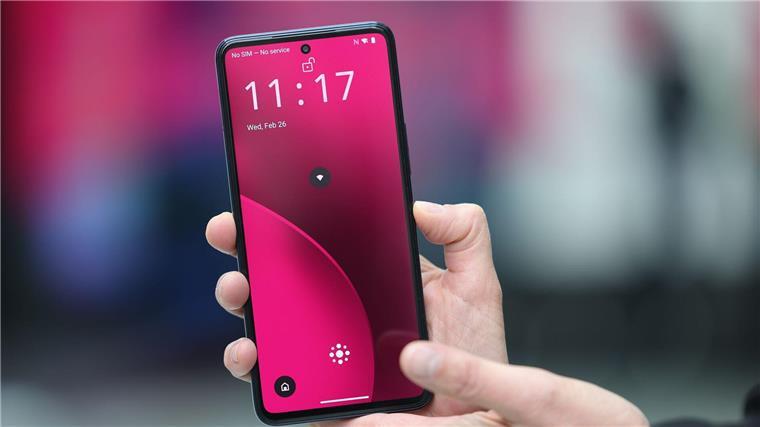 Das neue KI-Phone der Telekom als Prototyp - in einigen Monaten soll es zu kaufen sein.