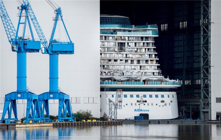 Erstes Aida-Flüssiggas-Kreuzfahrtschiff verlässt Baudock Das neue Kreuzfahrtschiff "AIDAnova" liegt in der geöffneten Werfthalle der Meyer-Werft.