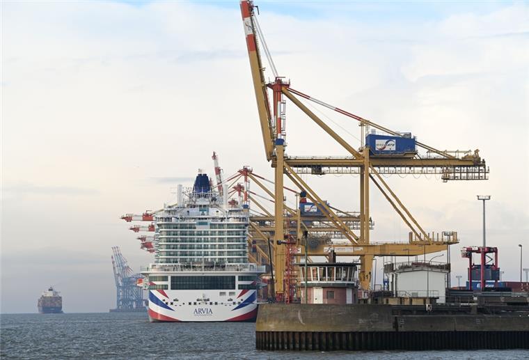 Meyer-Werft übergibt Kreuzfahrtschiff in Bremerhaven an Reederei Das neue Kreuzfahrtschiff „Arvia“ liegt in Bremerhaven an der Stromkaje.