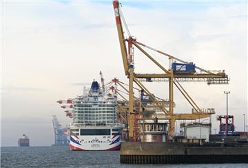 Das neue Kreuzfahrtschiff „Arvia“ liegt in Bremerhaven an der Stromkaje. 