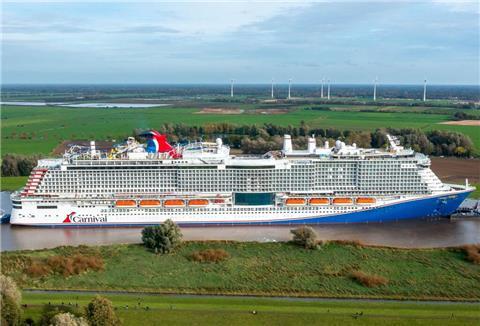 Das neue Kreuzfahrtschiff der Papenburger Meyer Werft „Carnival Jubilee“ wird über die Ems zur Nordsee überführt.