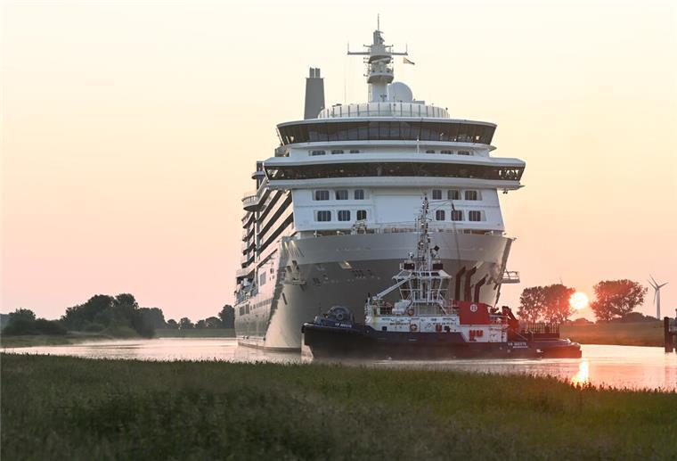 Das neue Kreuzfahrtschiff "Silver Nova" hat bei Sonnenaufgang die Meyer-Werft verlassen und ist auf der Ems unterwegs. 