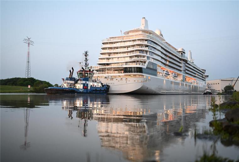 Das neue Kreuzfahrtschiff "Silver Nova" hat die Meyer-Werft verlassen und ist auf der Ems unterwegs. 