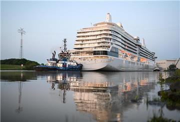 Das neue Kreuzfahrtschiff "Silver Nova" hat die Meyer-Werft verlassen und ist auf der Ems unterwegs. 